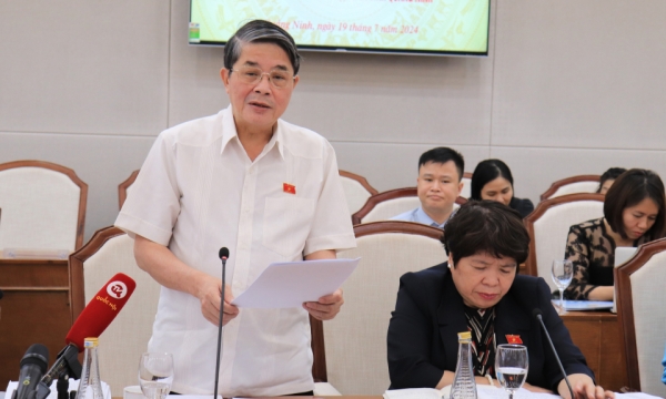 Supervisar la implementación de políticas y leyes sobre la gestión del mercado inmobiliario y el desarrollo de viviendas sociales en Quang Ninh.