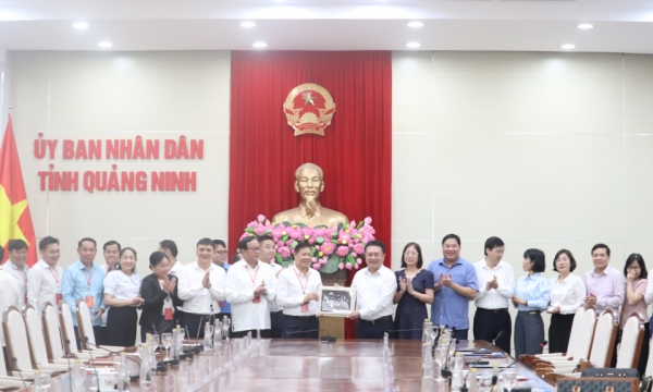 Curso de capacitación para funcionarios de Vientiane, capital de Laos, estudio de campo en Quang Ninh