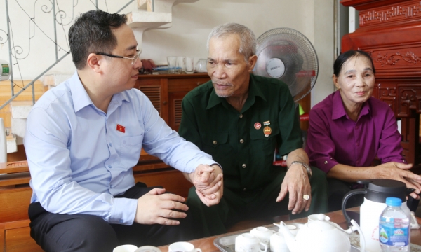 El subsecretario del Comité Provincial del Partido, Dang Xuan Phuong, visitó y entregó regalos a las familias de los políticos con motivo del 27 de julio en la ciudad de Uong Bi.