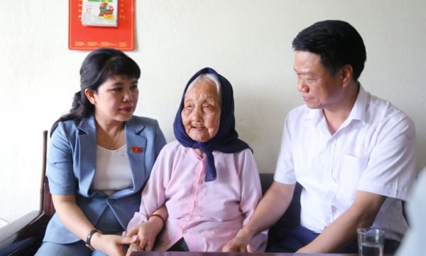 La jefa adjunta de la delegación de la Asamblea Nacional Provincial, Nguyen Thi Thu Ha, visitó y entregó regalos a las familias de los políticos en el distrito de Dam Ha.