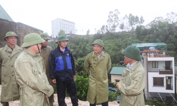 Der stellvertretende Vorsitzende des Volkskomitees der Provinz, Nghiem Xuan Cuong, inspizierte einige Orte, an denen Erdrutschgefahr besteht.