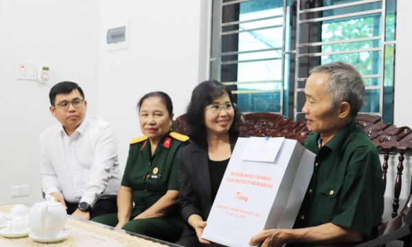 Le secrétaire adjoint permanent du Comité provincial du Parti a rendu visite aux habitants de la ville de Cam Pha et leur a offert des cadeaux le 27 juillet.