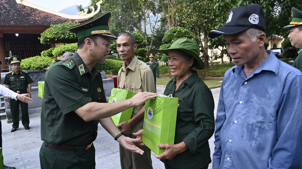 Trung tướng Nguyễn Anh Tuấn, Chính ủy BĐBP tặng quà cho các gia đình, người có công với cách mạng tiêu biểu trên địa bàn.