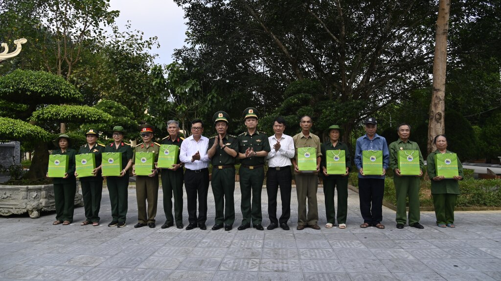 Trung tướng Lê Đức Thái, Trung tướng Nguyễn Anh Tuấn cùng đại diện lãnh đạo Thành ủy Móng Cái tri ân công lao to lớn của các gia đình có công với cách mạng trong sự nghiệp đấu tranh, bảo vệ Tổ quốc.