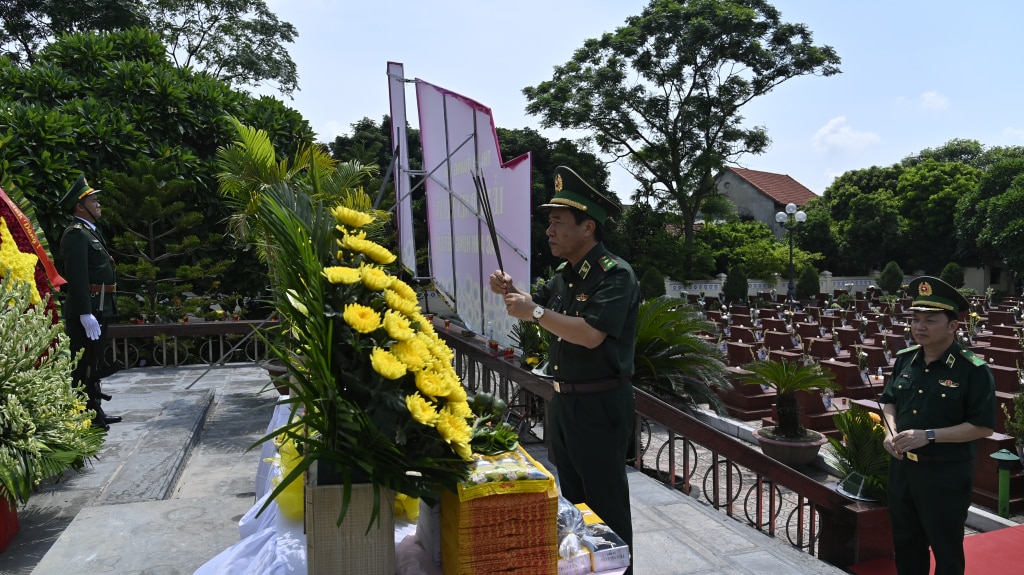 Trung tướng Lê Đức Thái dâng hương tại nghĩa Trang Liệt Sĩ phường Cộng Hòa.