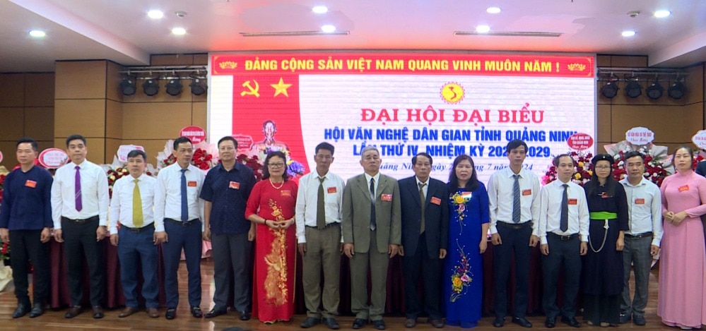 Ban Chấp hành Hội Văn nghệ Dân gian Quảng Ninh khóa IV ra mắt Đại hội.