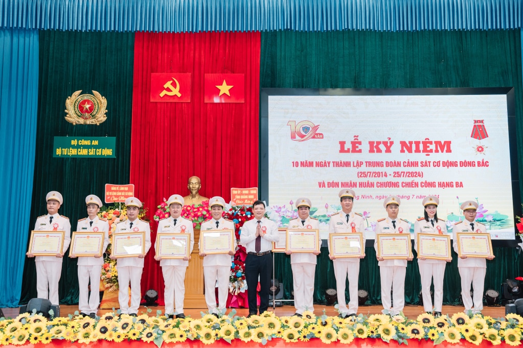 Le vice-président du Comité populaire provincial, Nghiem Xuan Cuong, a décerné des certificats de mérite du Comité populaire provincial à 10 collectifs et individus du régiment de police mobile du Nord-Est pour leurs réalisations exceptionnelles dans la coordination pour assurer la sécurité et l'ordre dans la région.