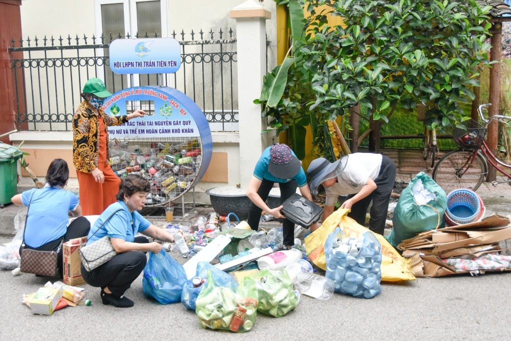 Chị hội Phụ nữ khu phố Hòa Bình (thị trấn Tiên Yên) thực hiện phân loại, tái chế rác thải. Ảnh: Lan Anh