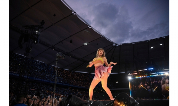 40,000 spectators filled the hill, 'watching for free' Taylor Swift perform