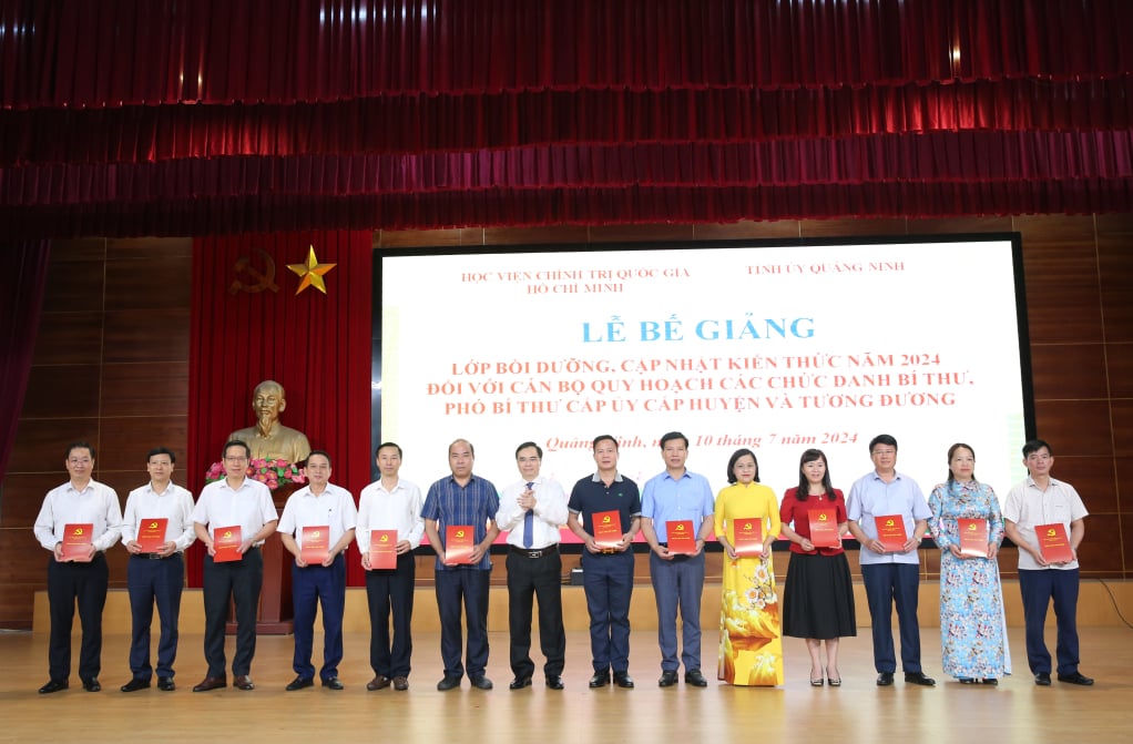 Đồng chí Dương Trung Ý, Phó Giám đốc Học viện Chính trị Quốc gia Hồ Chí Minh trao giấy chứng nhận cho các học viên.