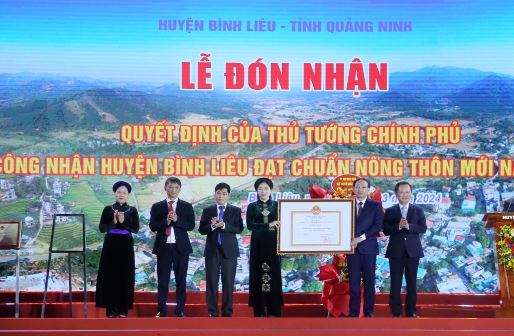 Thừa ủy quyền của Thủ tướng Chính phủ, đồng chí Nguyễn Xuân Ký, Ủy viên Trung ương Đảng, Bí thư Tỉnh ủy, Chủ tịch HĐND tỉnh và đồng chí Cao Tường Huy, Phó Bí thư Tỉnh ủy, Chủ tịch UBND tỉnh trao Quyết định công nhận huyện Bình Liêu đạt chuẩn nông thôn mới.