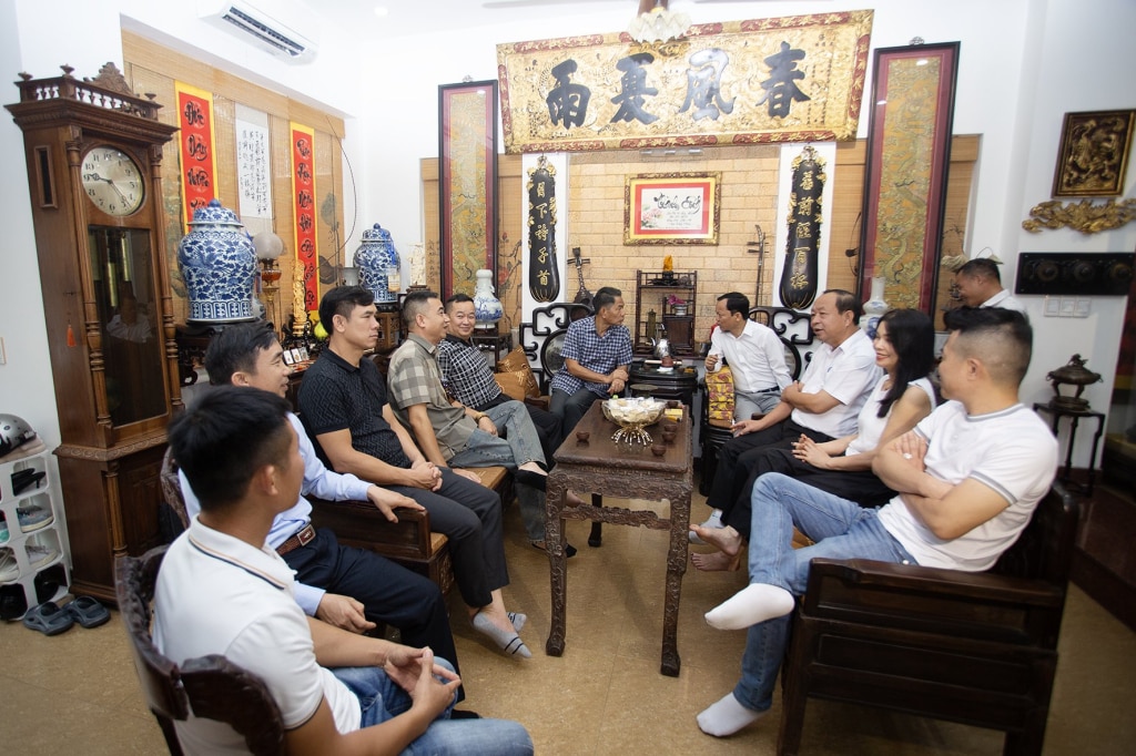 Un intercambio entre coleccionistas de Quang Ninh y algunas provincias vecinas en la casa del Sr. Pham Duc Long.