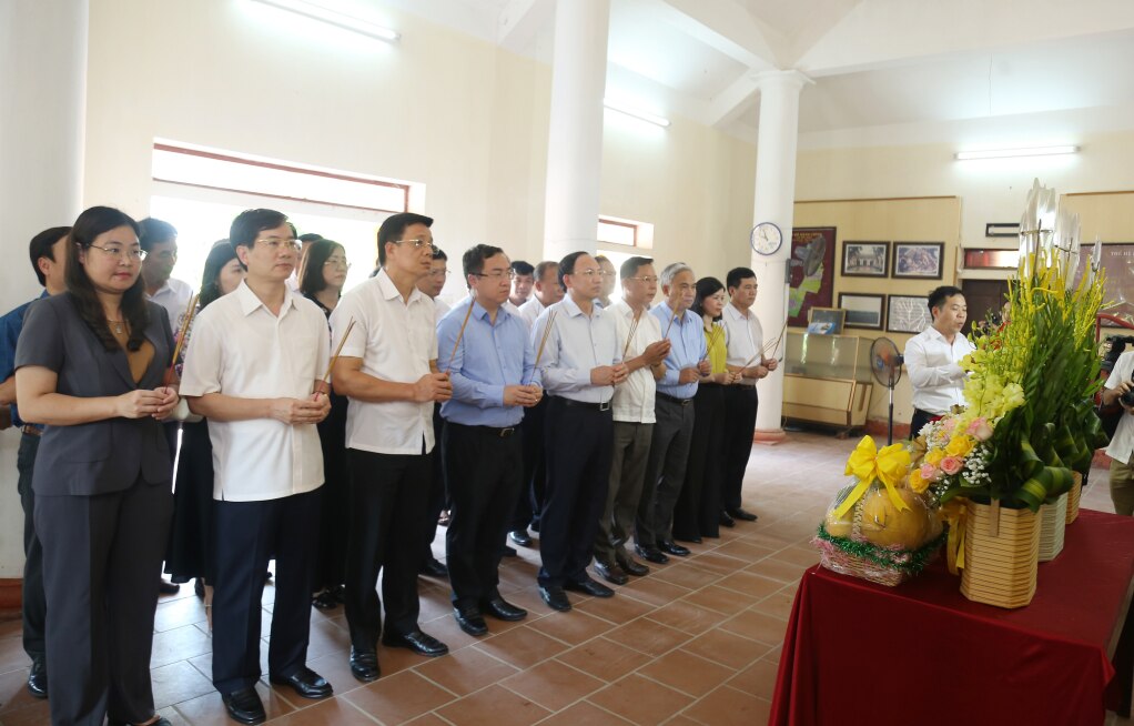 Delegationen des Provinzparteikomitees, des Volksrats, des Volkskomitees, des Vaterländischen Frontkomitees der Provinz Quang Ninh und der Vietnam National Coal and Mineral Industries Group kamen, um Blumen und Weihrauch zum Gedenken an den Helden der Volksarmee, Märtyrer Vu Van Hieu, niederzulegen – den ersten Sekretär des Parteikomitees der Sonderzone des Bergbaugebiets Quang Ninh.