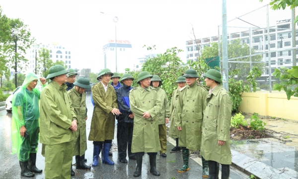 เลขาธิการพรรคประจำจังหวัดตรวจสอบงานฟื้นฟูหลังพายุในนครฮาลอง