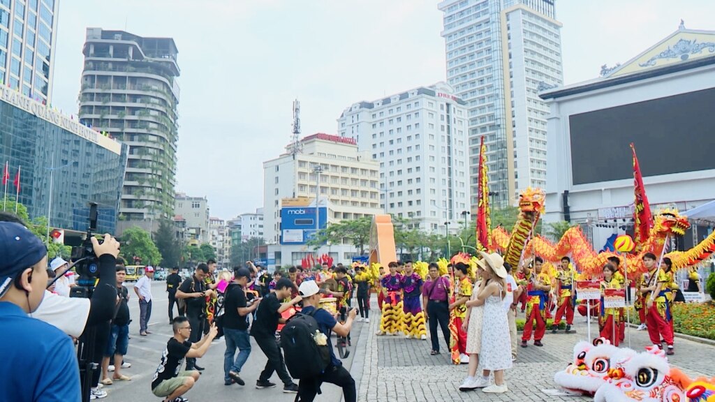 Los turistas se divierten en la ciudad de Ha Long.