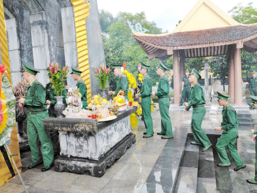 Les nouveaux soldats visitent le mémorial des martyrs de Po Hen.