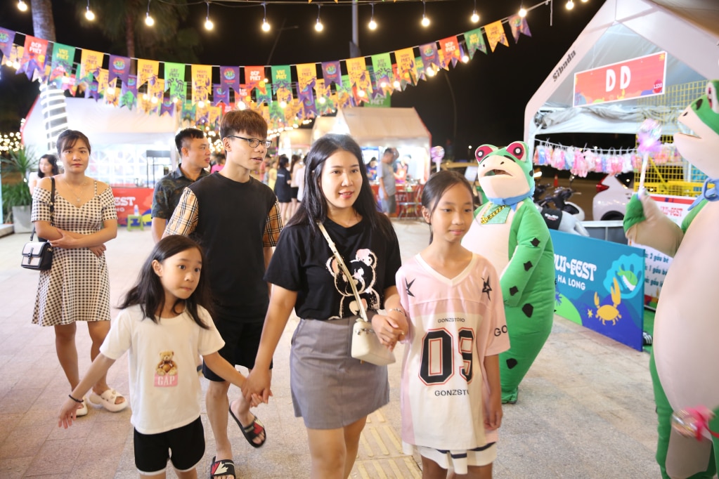 Many people and tourists came to experience the VuiFest Ha Long commercial walking street.