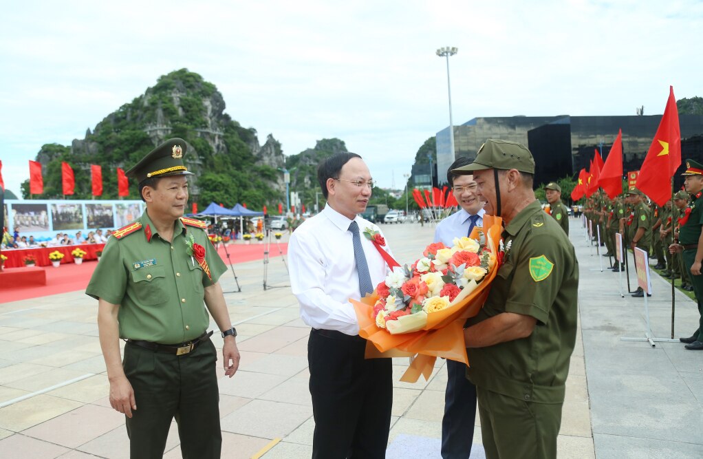 Đồng chí Nguyễn Xuân Ký, Ủy viên Trung ương Đảng, Bí thư Tỉnh ủy, Chủ tịch HĐND tỉnh tặng hoa chúc mừng, động viên các Tổ bảo vệ an ninh, trật tự trên địa bàn TP Hạ Long.