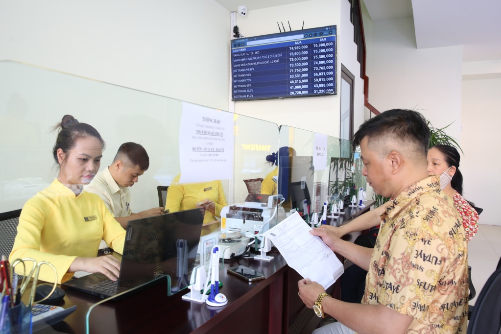 Khách hàng được xuất HĐĐT trong khi mua bán vàng tại Trung tâm vàng bạc đá quý SJC (Chi nhánh SJC Hạ Long) phường Trần Hưng Đạo, TP Hạ Long.