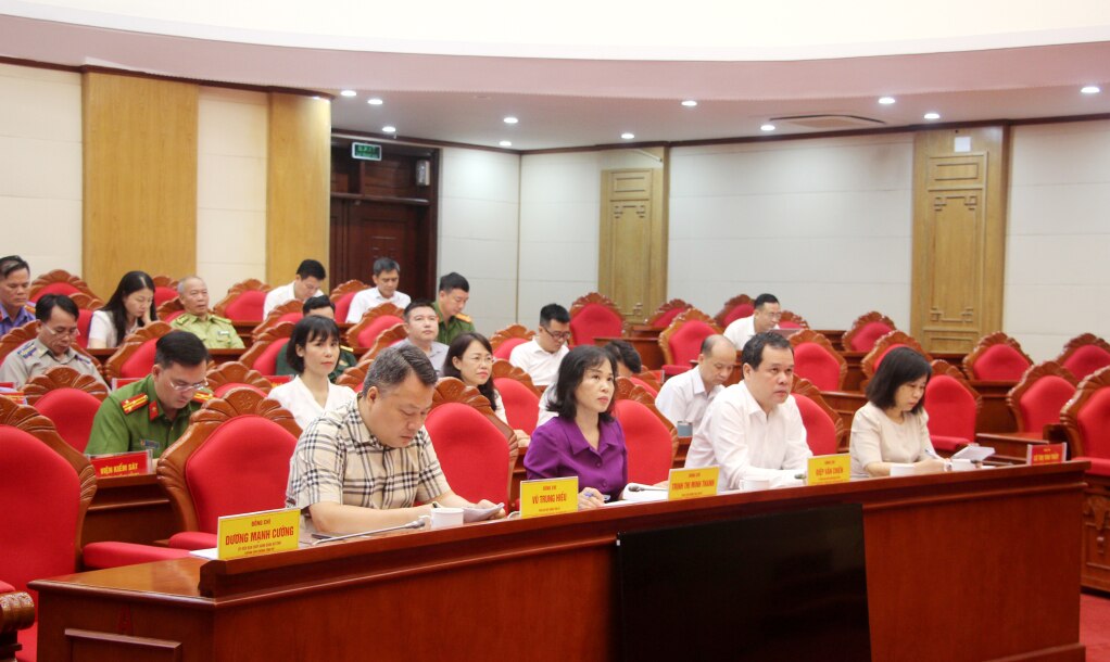 Delegierte, die an dem Treffen an der Quang-Ninh-Brücke teilnehmen.