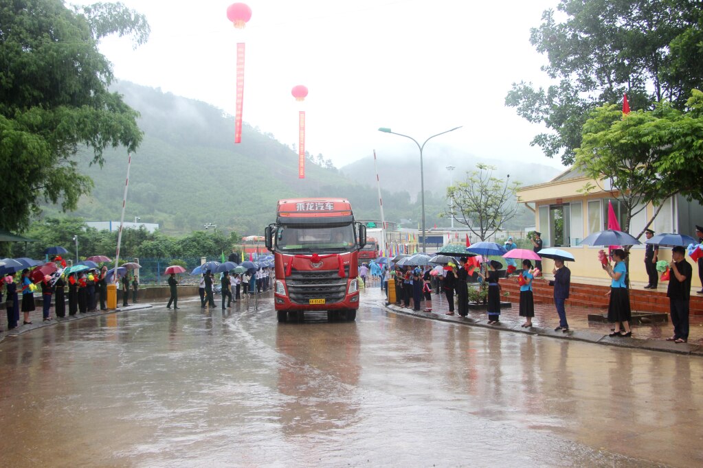 Xe hàng xuất, nhập khẩu được thông quan qua cặp cửa khẩu song phương Hoành Mô (Việt Nam) - Động Trung (Trung Quốc). 