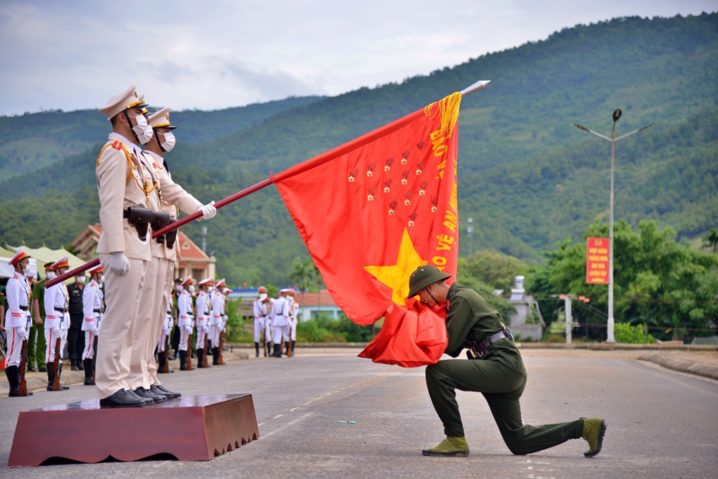 Khi kết thúc khoá huấn luyện, tân binh CSCĐ làm Lễ tuyên thệ và hôn Công an kỳ trước khi về các đơn vị phục vụ trong lực lượng CAND. Ảnh: đơn vị cung cấp.