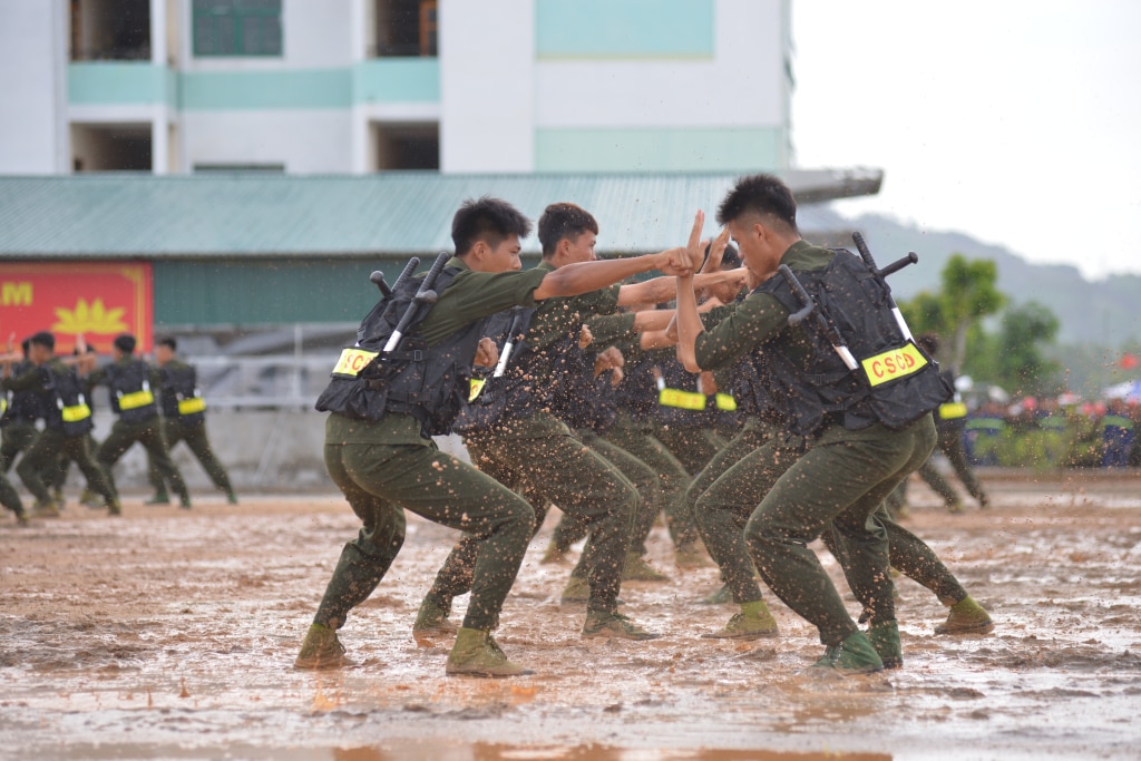 Huấn luyện tại Trung đoàn CSCĐ Đông Bắc. Ảnh: Đơn vị cung cấp.