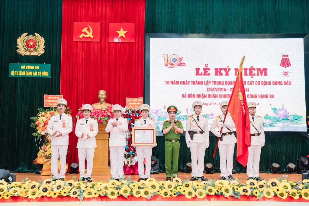 Sur ordre du Président, le général de division Nguyen Ngoc Thanh, commandant adjoint de la police mobile, a décerné la médaille d'exploit militaire de troisième classe au régiment de police mobile du Nord-Est.