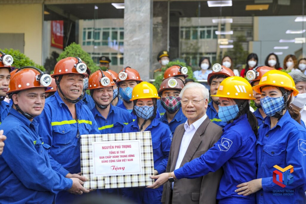 Tổng Bí thư Nguyễn Phú Trọng thăm, tặng quà cho cán bộ, công nhân lao động Công ty CP Than Vàng Danh, ngày 6/4/2022.