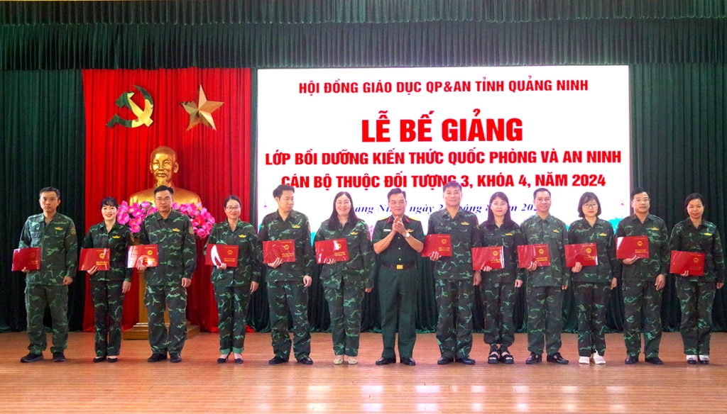 Đại tá Nguyễn Đình Khiêm, Ủy viên Thường vụ Đảng ủy, Phó Chính ủy Bộ CHQS tỉnh trao giấy chứng nhận hoàn thành chương trình bồi dưỡng kiến thức QPAN cho các học viên.