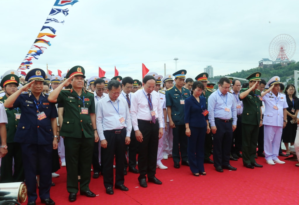 Delegates observed a minute of silence at the memorial service for the heroes and martyrs who sacrificed their lives in the first victory.