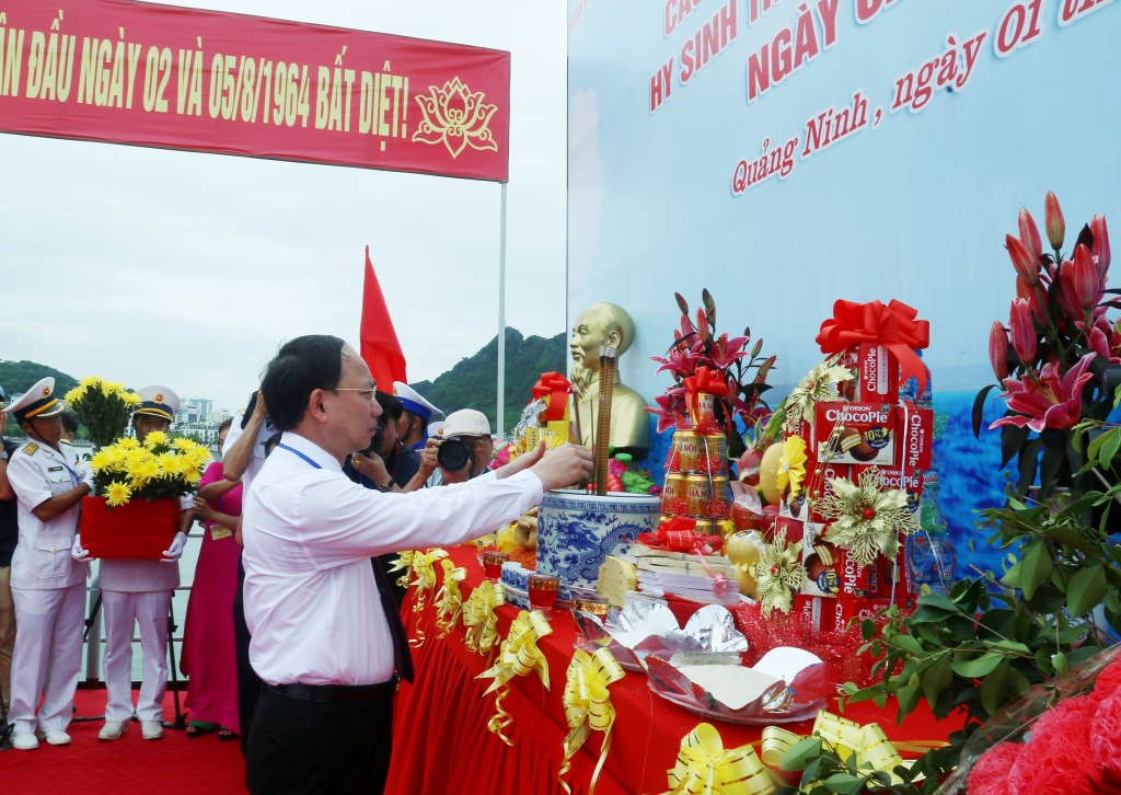 Comrade Nguyen Xuan Ky, member of the Party Central Committee, Secretary of the Quang Ninh Provincial Party Committee, Chairman of the Provincial People's Council, offered incense at the memorial service.