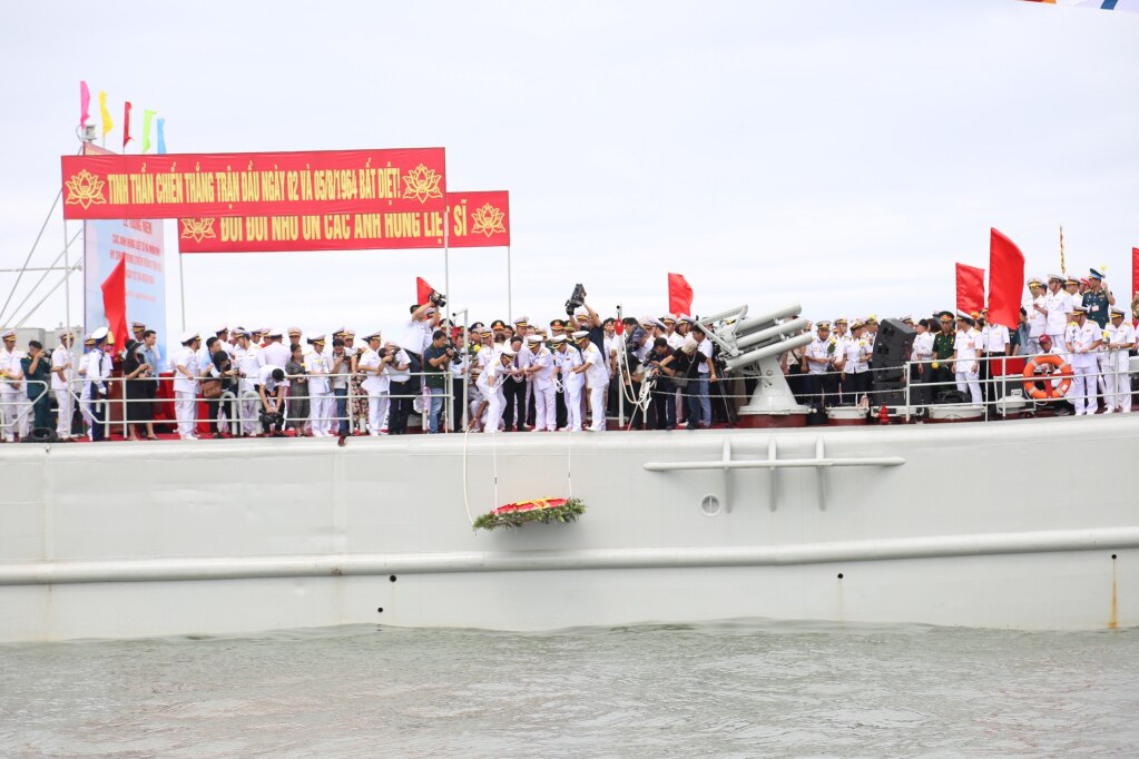 Delegates laid flowers in memory of the heroic martyrs and people who sacrificed their lives in the first victory.