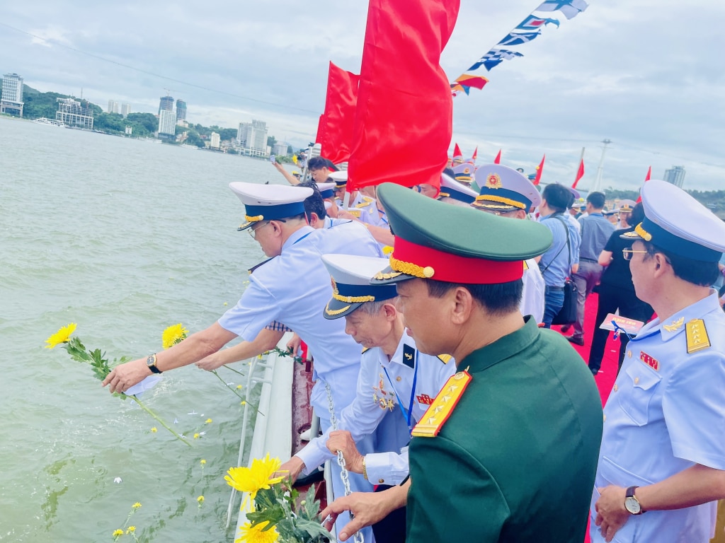 Các đại biểu thả hoa và hạc giấy tưởng niệm các anh hùng liệt sỹ và nhân dân hy sinh trong chiến thắng trận đầu.