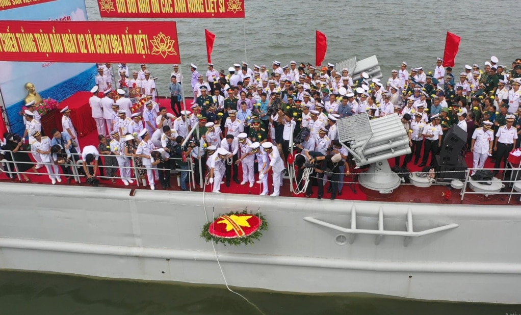 Delegates lay flowers in memory of soldiers and people who sacrificed their lives in the First Victory. Photo: Vu Tien Dung - Contributor.