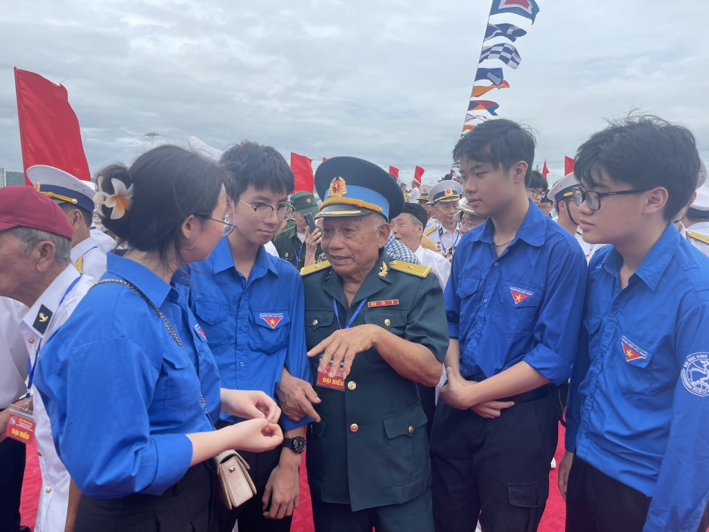 Nguyen Thi Hai Yen, Bai Chay High School, Ha Long City, attended the memorial ceremony and was honored to meet historical witnesses and hear firsthand vivid wartime stories.