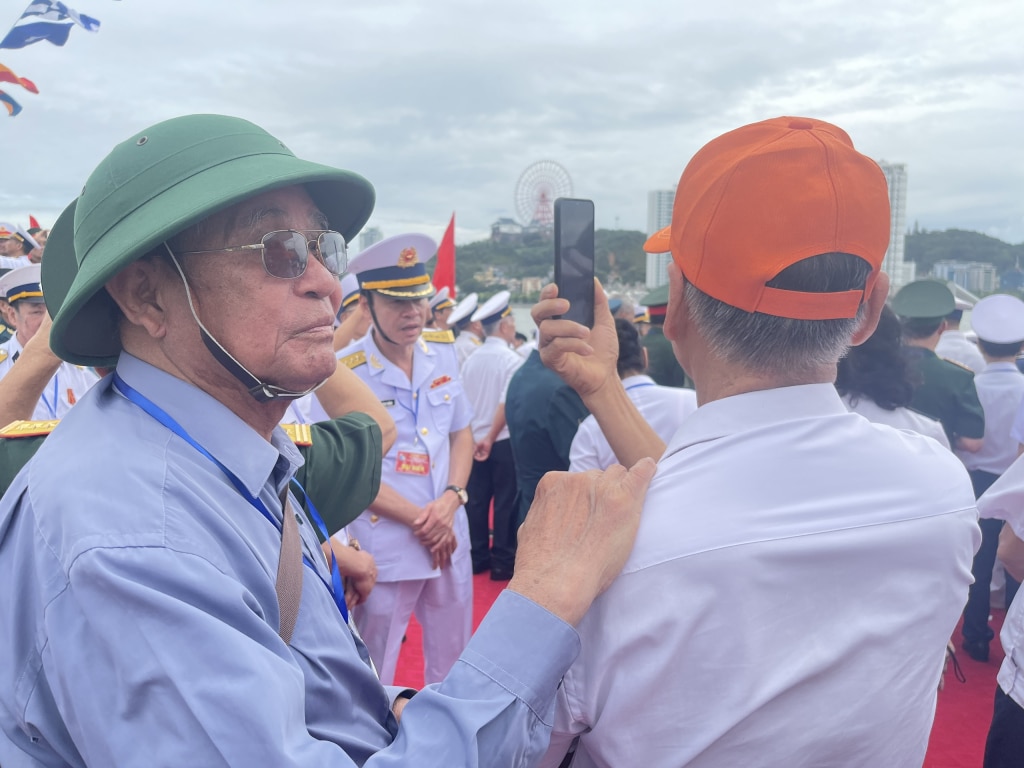 Mr. Pham Hong Thanh (Cat Hai, Hai Phong) was moved when he attended the Memorial Ceremony for the heroic martyrs and people who sacrificed their lives in the First Victory Battle at Cua Luc, Bai Chay, Quang Ninh.