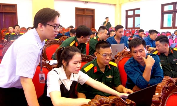 Puesta a prueba de los procedimientos administrativos sobre el servicio militar en el portal de servicios públicos del Ministerio de Defensa Nacional en el Comando Militar de la provincia de Quang Ninh