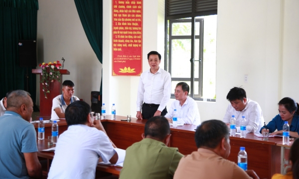 El jefe de la Comisión de Movilización de Masas del Comité Provincial del Partido, Nguyen Van Hoi, asistió a la reunión de la célula del Partido en la aldea de Dong Thang (Tien Yen)