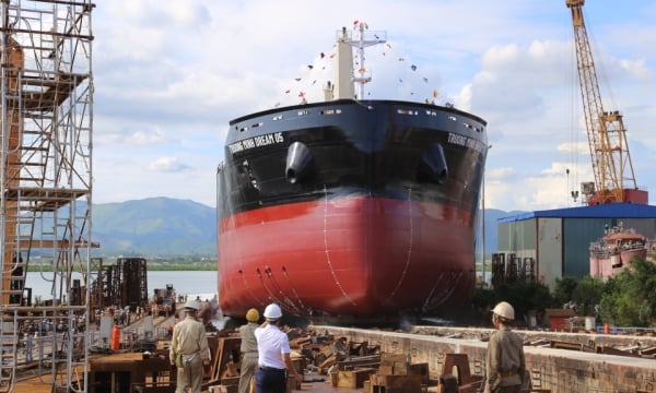 Công ty Đóng tàu Hạ Long hạ thủy tàu hàng tải trọng 45.000 DWT