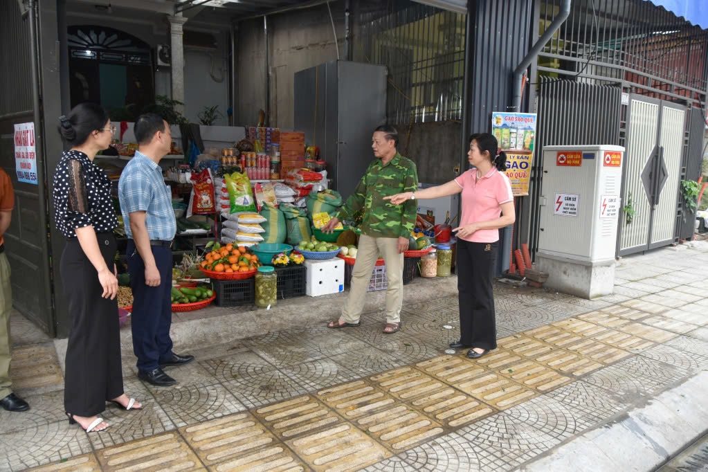 Cán bộ MTTQ thành phố Uông Bí tuyên truyền không lấn chiếm vỉa hè, lòng đường