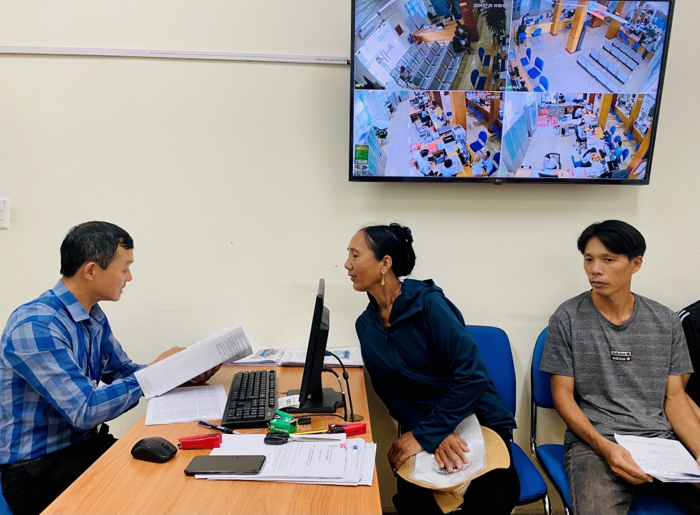 Specialists from the Department of Agriculture and Rural Development of Van Don district on duty at the district Public Administration Center receive and guide fishing boat owners.