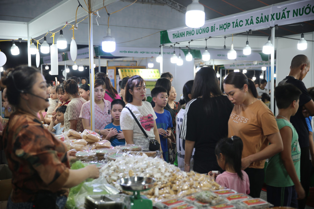 Rất đông người dân tới Tuần hàng Việt thăm quan, mua sắm.