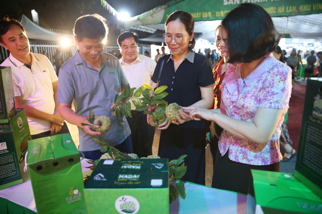 Các đại biểu, người dân thăm quan khu vực trưng bày na Đông Triều.