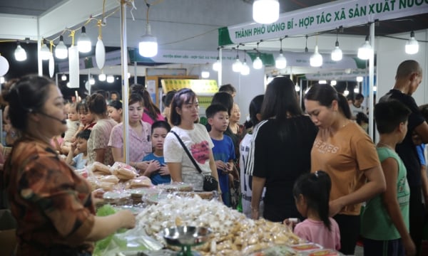 Eröffnung der Vietnamese Goods Week in der Stadt Dong Trieu