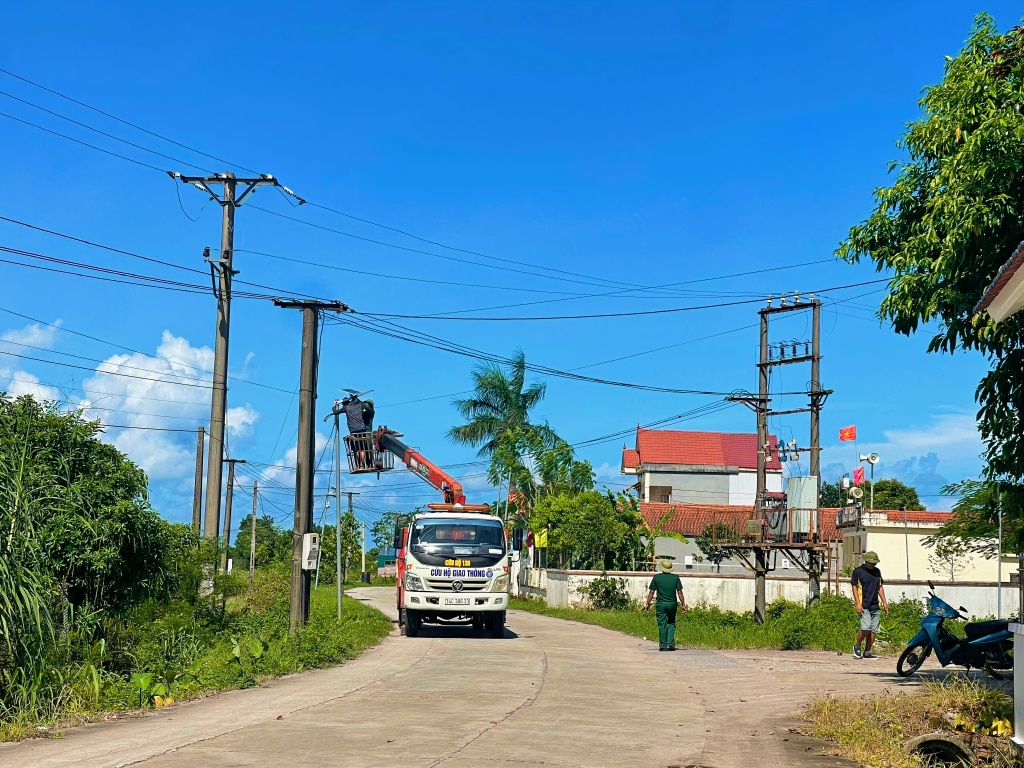 Tuyến đường thôn 2, xã Quảng Long (Hải Hà) triển khai lắp bóng đèn bằng năng lượng mặt trời.