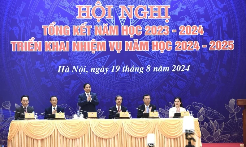 Le Premier ministre Pham Minh Chinh participe à la conférence pour résumer l'année scolaire 2023-2024 et déployer les tâches pour l'année scolaire 2024-2025.