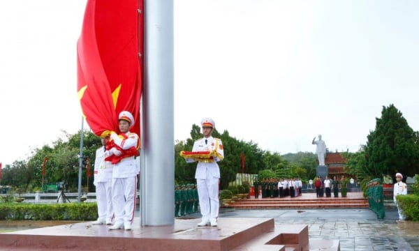 Ceremonia de izamiento de la bandera para celebrar el 79 aniversario de la Revolución de Agosto y el Día Nacional el 2 de septiembre