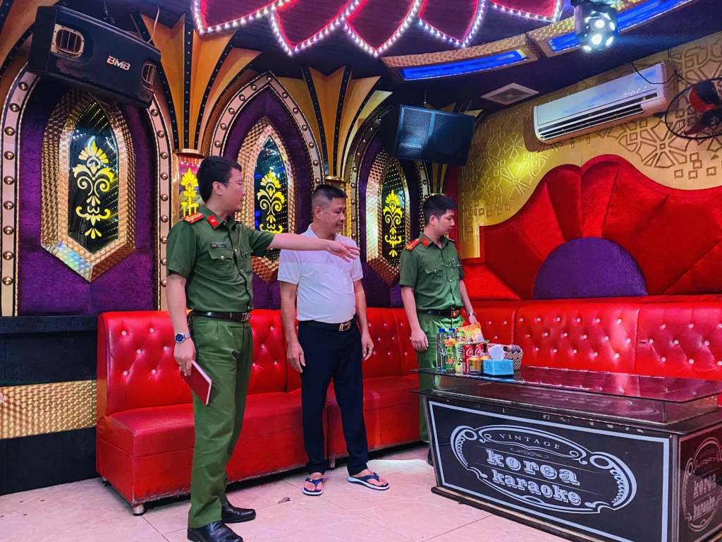 Leaders of Quang Yen Town Police directly inspected and instructed the suspended karaoke business on how to correct violations of fire prevention and fighting.