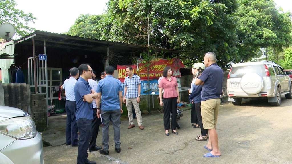 Đoàn công tác của tỉnh khảo sát thực tế một số hộ chăn nuôi tại phường Quang Hanh (TP Cẩm Phả) trong quá trình phản biện đối với dự thảo nghị quyết quy định khu vực thuộc nội thành của thành phố, thị xã, thị trấn, khu dân cư không được phép chăn nuôi. Ảnh: MTTQ tỉnh